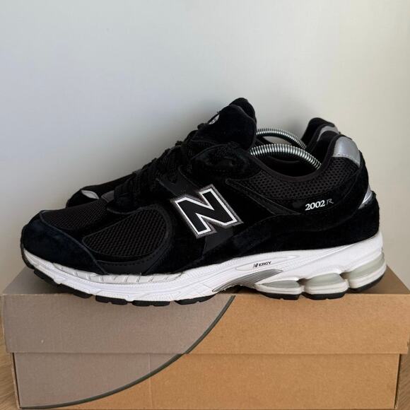New Balance 2002 R Black/White Men Sneakers- SZ 11 D